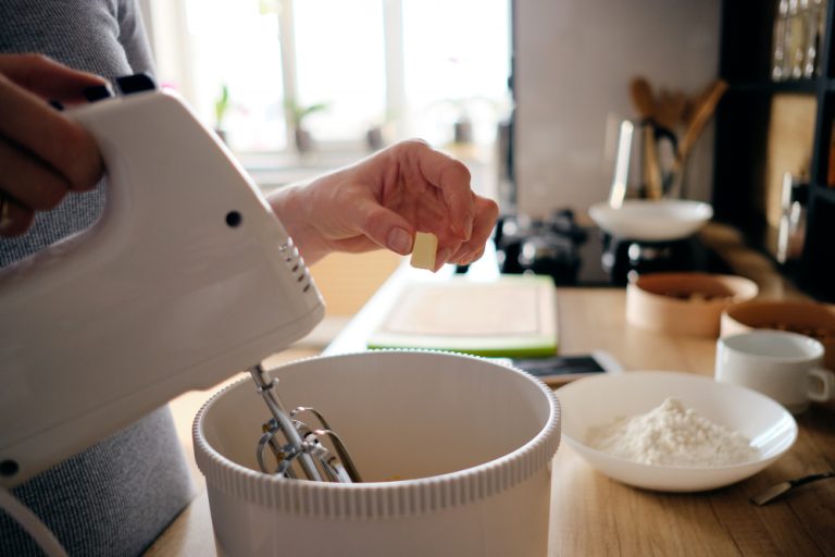 Hand mixer